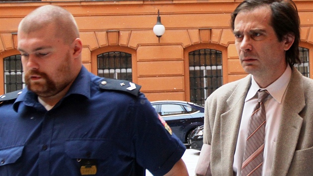 Druhý den procesu s Borisem Ingrem zaal výslechem soudního znalce, který