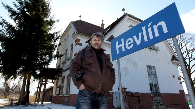 Místostarosta obce Hevlín Ji�í Dohnal p�ed budovou nádra�í  na zru�ené trati do...