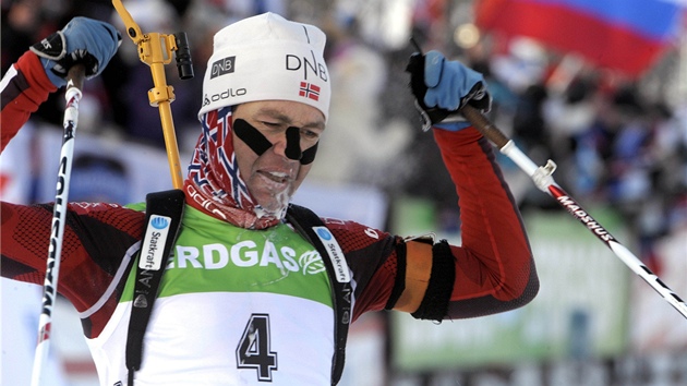 JÁ VÁM JET UKÁU. Norský veterán Ole Einar Björndalen se raduje v cíli závodu