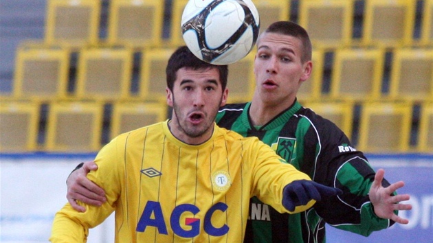 Teplický útoník Ajdin Mahmutovi bhem pípravného utkání s Karlovými Vary.