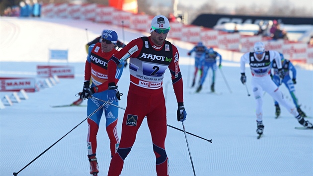 SUVERÉN. Petter Northug (vp�edu) dovezl norskou �tafetu do cíle na prvním míst�.