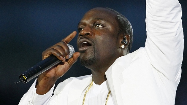 A TE VICHNI! Pi slavnostnm ceremonilu ped finle Africkho pohru nrod vystoupil teba slavn rapper Akon.