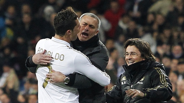 SKOK TRENÉROVI DO NÁRU�Í. Cristiano Ronaldo se po jedné ze svých branek do sít�