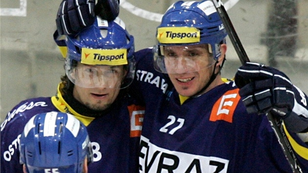GÓLOVÁ RADOST. Vítkovití hokejisté Juraj tefanka a Peter Húevka (zleva