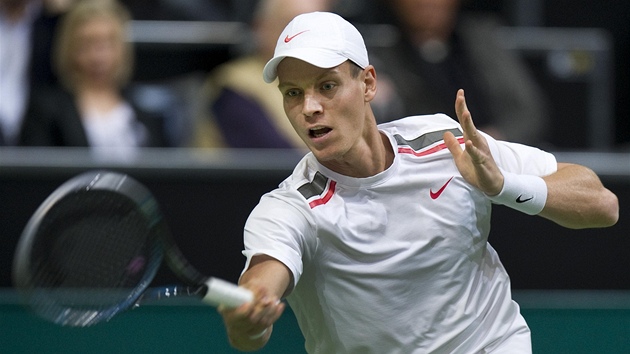 DOSÁHNU TAM? Tomá� Berdych returnuje v zápase proti Argentinci Del Potrovi na
