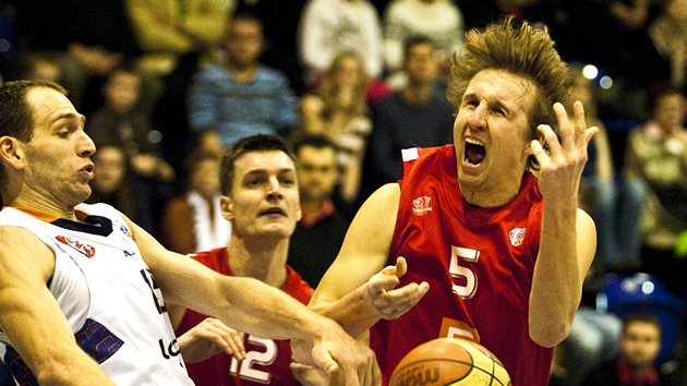 SOUBOJ KAPITN. Dnsk basketbalista Jakub Houka (v blm) vyr m nymburskmu Ladislavu Sokolovskmu.