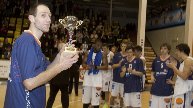 Dnsk basketbalista Jakub Houka pevzal trofej za druh msto v Pohru esk poty. 