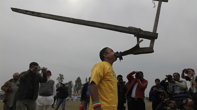 netradiní soute bhem indické vesnické olympiády ve vesnici Kila Raipur