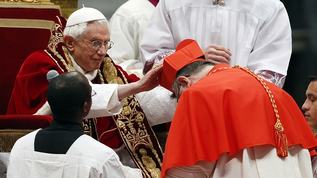 Dominik Duka vezl z eska papei sklennou sochu Praského Jezulátka. Pape Duku pijal v roli nov jmenovaného kardinála.