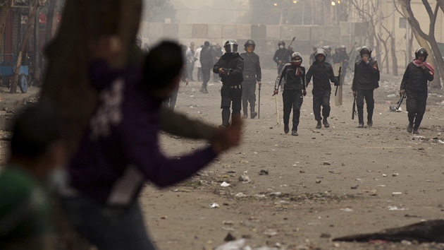 Demonstranti házejí na policisty kamení bhem protest ped ministerstvem