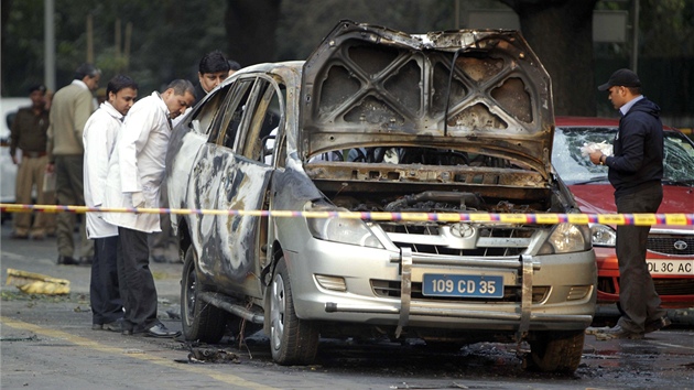 Indick policie vyetuje explozi izraelskho diplomatickho vozu v Dill (13. nora 2012)
