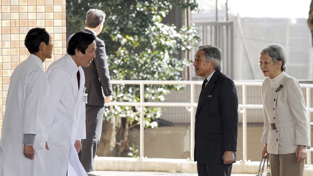 Lékai vítají japonského císae Akihita (druhý zprava) a jeho manelku Miiko