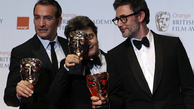 Britsk ceny BAFTA - vtzn tm filmu Umlec: herec Jean Dujardin (zleva), producent Thomas Langmann a reisr Michel Hazanavicius (Londn, 12. nora 2012)