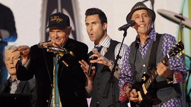 Grammy 2012 -  Beach Boys a Maroon 5 (Los Angeles, 12. února 2012)
