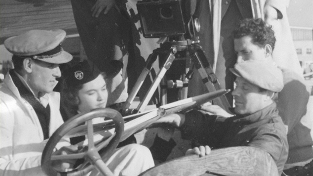 Miloš Forman (za volantem, celý v bílem) při natáčení filmu Dědeček automobil