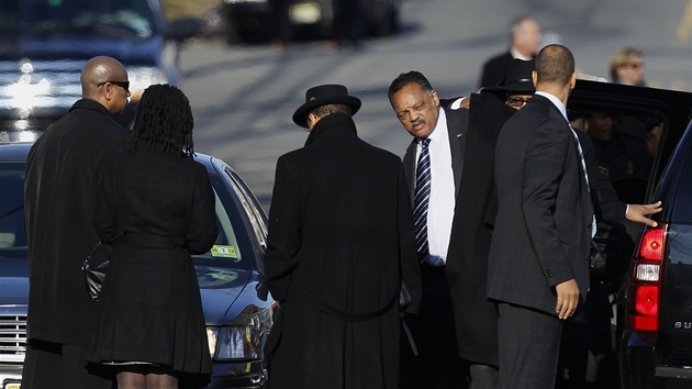 Reverend Jesse Jackson dorazil do kostela na posledn rozlouen se zpvakou Whitney Houston (Newark, 18. nora 2012).