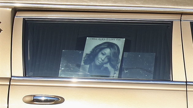 Pohřební vůz s tělem Whitney Houston zdobila její fotografie a citát z její patrně nejznámější písně I Will Always Love You z filmu Osobní strážce. (Newark, 18. února 2012).