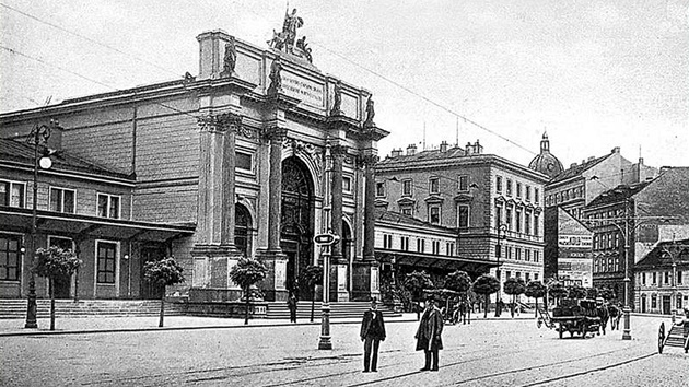 DENISOVO NÁDRAŽÍ. Budova nádraží na Těšnově byla postavena v roce 1875, o 110 let později byla odstřelena.