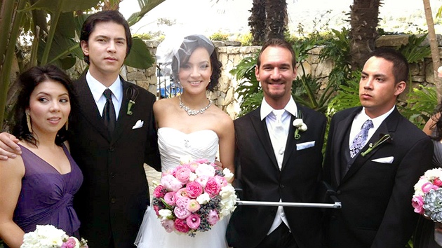 Nick Vujicic a Kanae Miyaharaová na svatební fotografii