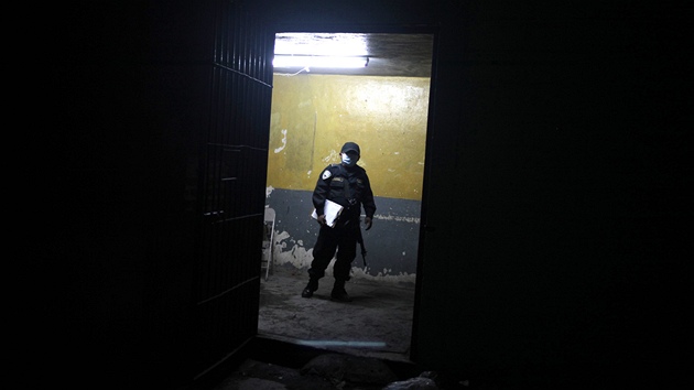 Hondurask policista v masce se dv do jedn z mstnost vznice Comayagua. (16. nora 2012)