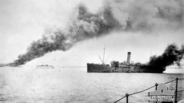 Pohled na australskou loď Zealandia, která dostala zásah během náletu Japonců...