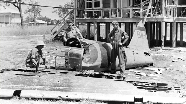 Australští vojáci obhlížejí japonské letadlo, které bylo sestřeleno během náletu na Darwin v únoru 1942 