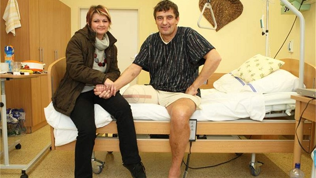 Pavel tangler se svou manelkou Soou pár dn po amputaci nohy.