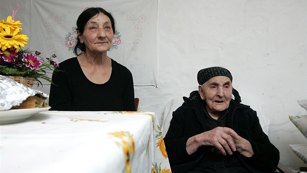 Evangelia Čarasová se svou dcerou Polyxenií Čandasovou. (15. února 2012)