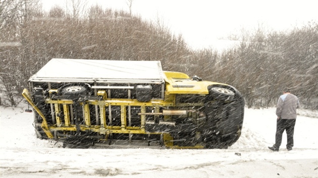 Pevrcen auto na silnici R 35