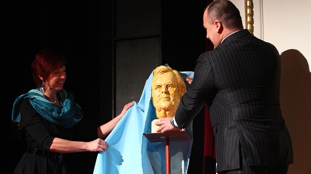 Odhalení busty v rámci vzpomínky na Josefa kvoreckého v jeho rodném Náchod