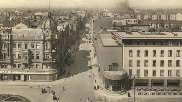 Vpravo hotel Grand v Pardubicích, konec první poloviny 20. století