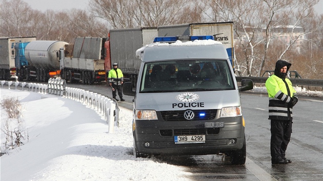 Dopravu v kraji komplikuje vrstva snhu na silnicích i snhové jazyky. Ilustraní snímek