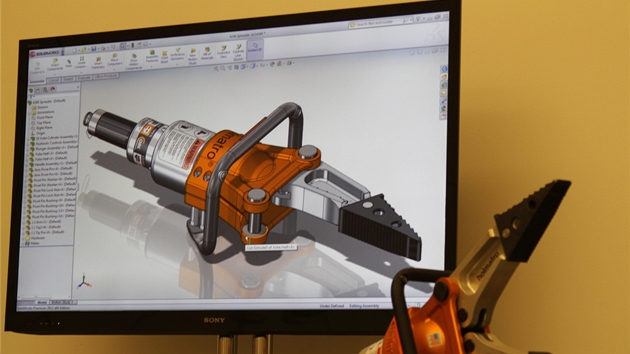 Prostedí programu SolidWorks. Finální 3D návrh výrobku a v popedí skutený