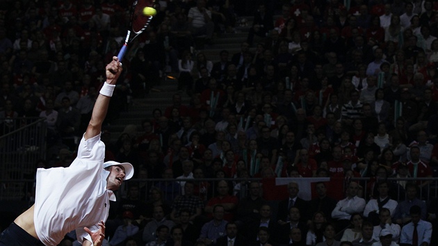 SERVIS. Americký tenista John Isner podává v utkání Davisova poháru proti