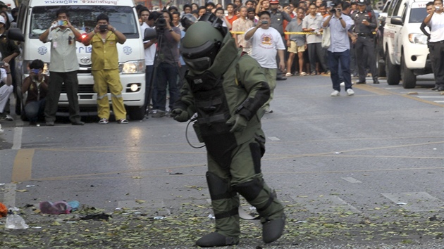 Pyrotechnik prohl zavazadla mue zrannho pi explozi v thajsk metropoli Bangkoku. (14. nora 2012)