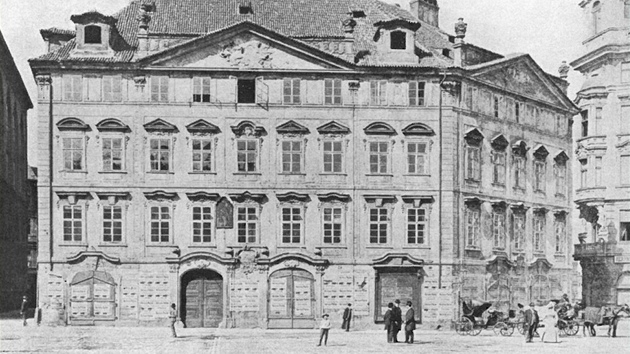 Krennův dům stával Staroměstském náměstí a "zakrýval" při pohledu z náměstí kostel sv. Mikuláše. Zbořen byl v roce 1901.
