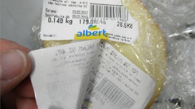 Balené sýry s pelepenými daty pouitelnosti v prodejn Albert na ulici