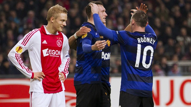 Fotbalisté Manchesteru United se radují z gólu v Evropské lize na h�i�ti Ajaxu: