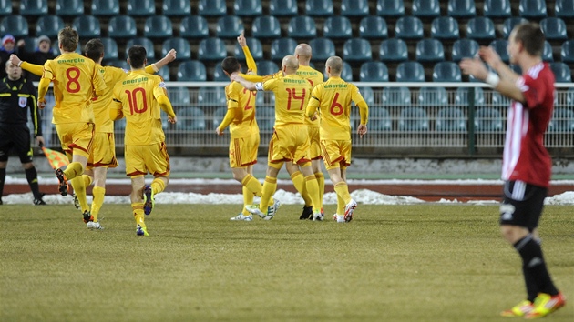 Radost fotbalist Dukly po tref Malho v vodnm utkn ligovho jara, Dukla porazilo ikov 3:0.