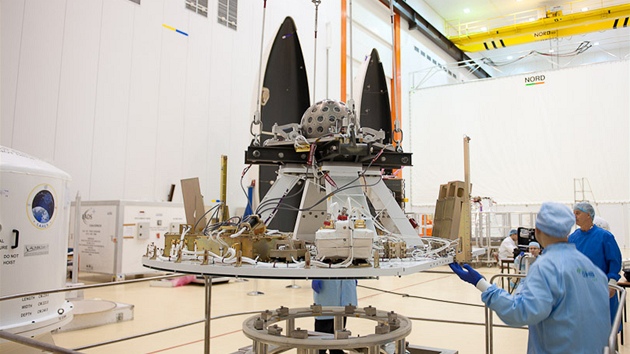 Pedstartovní píprava satelitu Lares, s jeho pomocí by mlo být moné