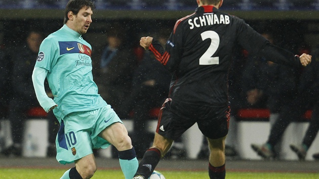 Messi z Barcelony bojuje o mí se Schwaabem z Leverkusenu.