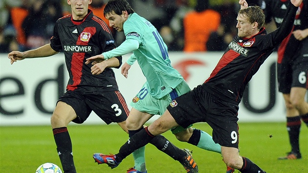Lionel Messi z Barcelony se probíjí pes zadáky Leverkusenu.