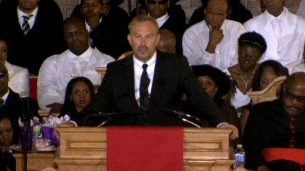 Kevin Costner na smutenm obadu vzpomn na Whitney Houston.