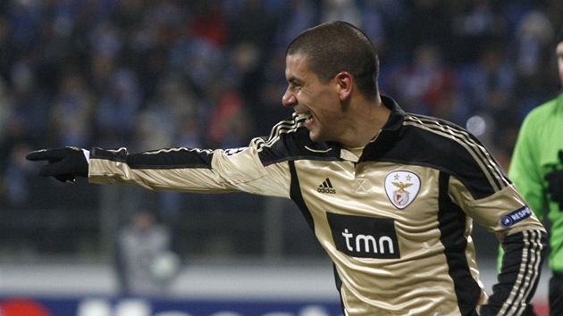 JE TAM! Maxi Pereira, fotbalista Benfiky Lisabon, se raduje z glu, kter dal v Lize mistr proti Petrohradu.