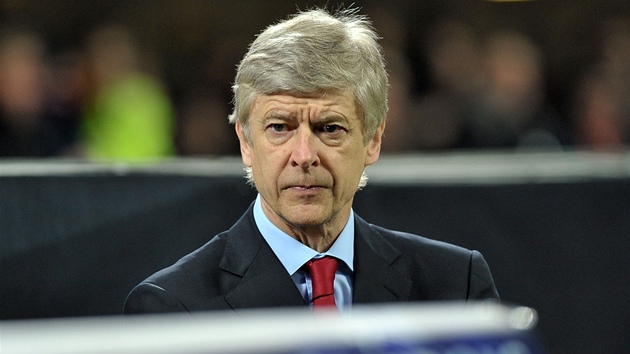 PRVNÍ GÓL. Kevin Prince Boateng pálí na branku Arsenalu a jeho bomba p�inesla AC Milán vedení 1:0. Gólman Wojciech Szczesny byl bez �ance. Skóre nakonec narostlo na 4:0.