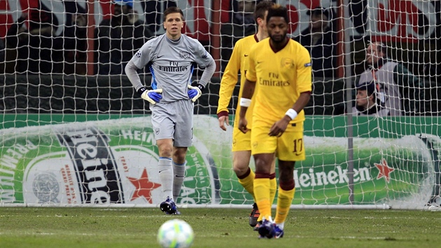 PRVNÍ GÓL. Kevin Prince Boateng pálí na branku Arsenalu a jeho bomba pinesla AC Milán vedení 1:0. Gólman Wojciech Szczesny byl bez ance. Skóre nakonec narostlo na 4:0.