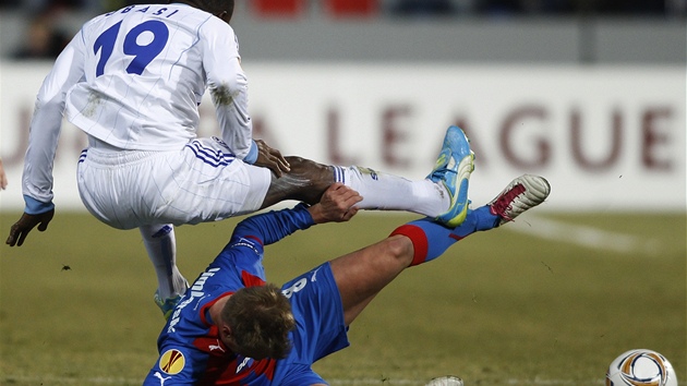 KONTROLY PED ZÁPASEM. Plzetí fanouci picházejí ke stadionu ped zápasem Evropské ligy proti Schalke. U brány je eká kontrola poadatel. | foto: Martin Polívka, MF DNES