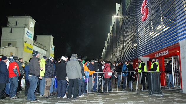 KONTROLY PED ZÁPASEM. Plzetí fanouci picházejí ke stadionu ped zápasem Evropské ligy proti Schalke. U brány je eká kontrola poadatel. | foto: Martin Polívka, MF DNES