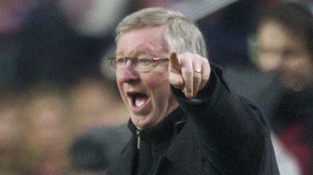 TAM MUSÍ. Alex Ferguson kouuje fotbalisty Manchesteru United v utkání