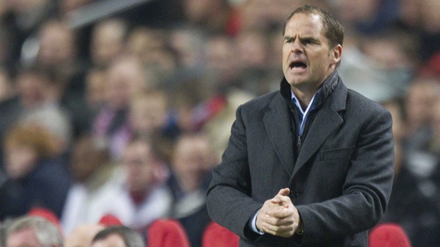 TO NEVYPADÁ DOBE. Frank de Boer, kou fotbalist Ajaxu Amsterdam, sleduje